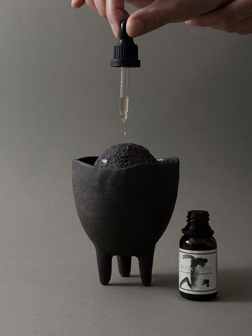 RboW Ceramic Rock Diffuser Set, Black/Ooooof Essential Oil